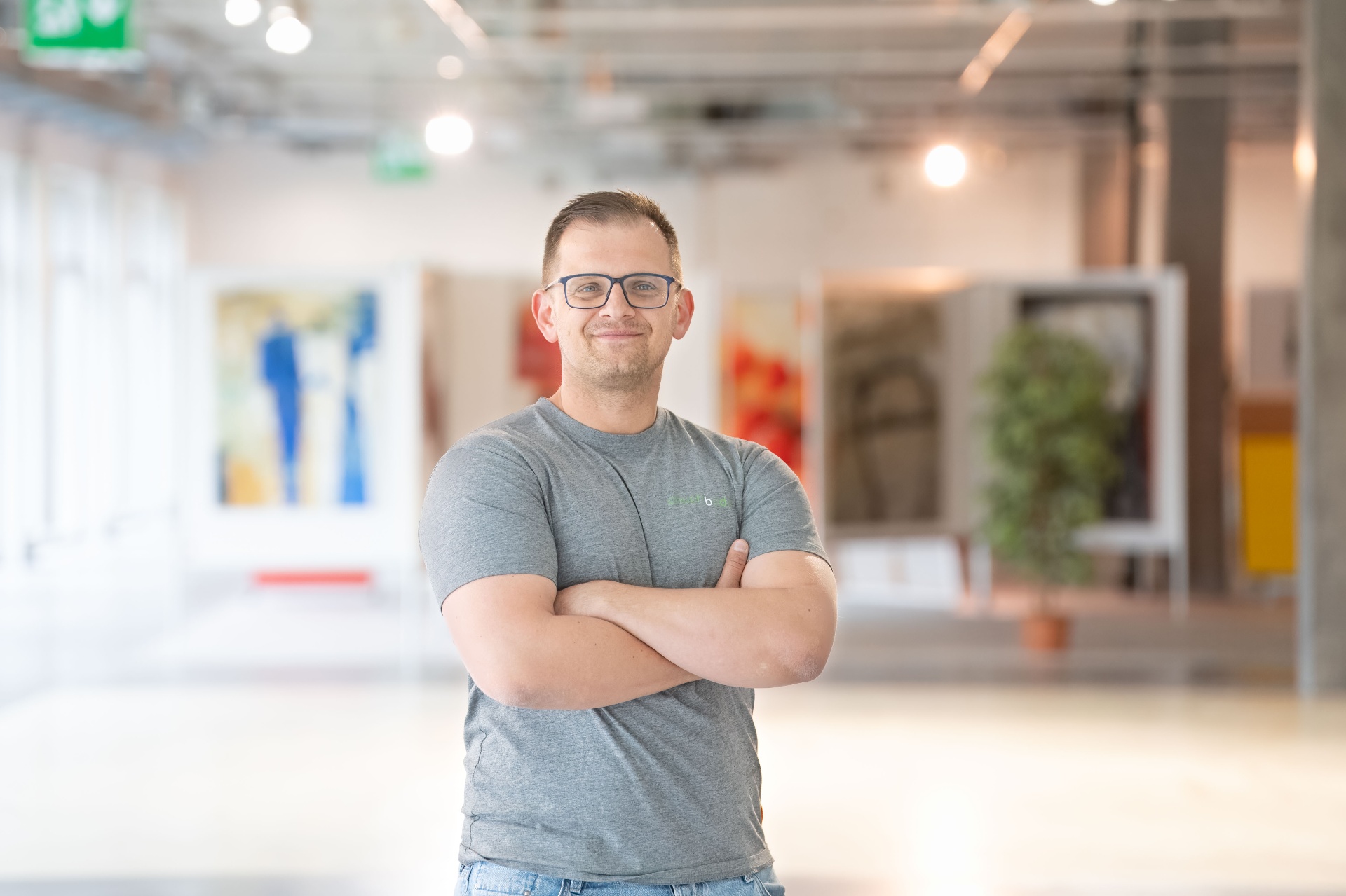 Portraitfoto von Denis Glisic, Werkstattleiter:in für Sichtbarkeit, die zahlende Kunden bringt