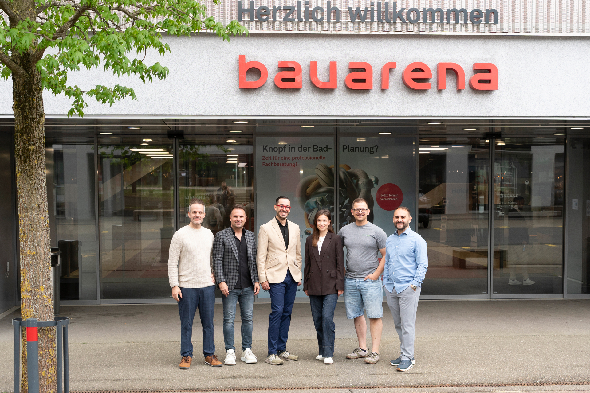 Team der Werkstatt für Macher vor dem Eingang der Bauarena Volketswil