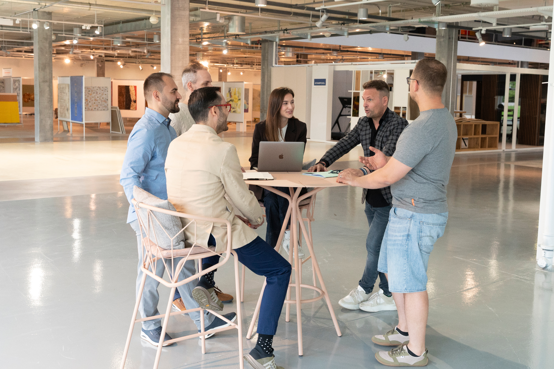 Team im Gespräch in der Bauarena Volketswil